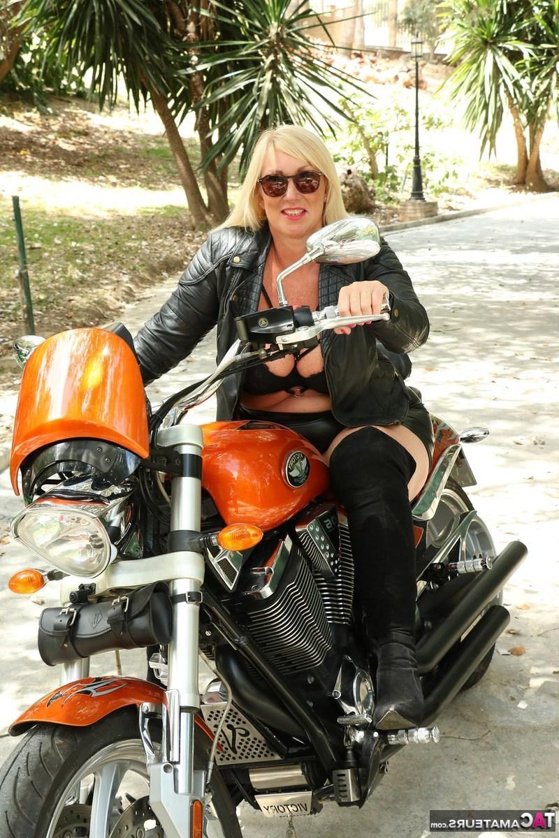 16P Melody, blonde mature, découvre ses gros seins au sommet d'une moto.
