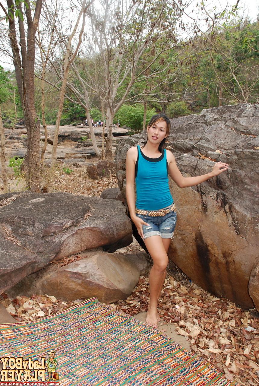 20P La transexual asiática de tetas pequeñas Nony se desnuda y se masturba en la naturaleza