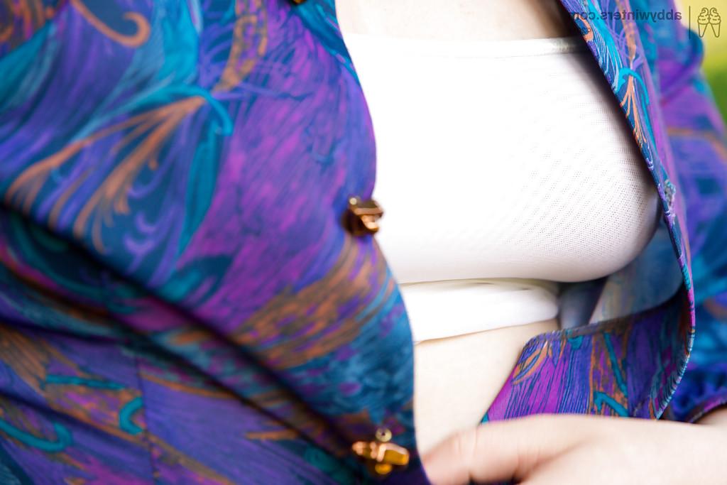 16P Fatty Mirai se déshabille pour une scène de mannequin en plein air