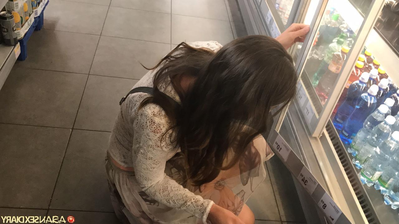 20P Die reife Schlampe Karolina zeigt ihren großen Arsch und ihre leckere Muschi in einem sexy Striptease
