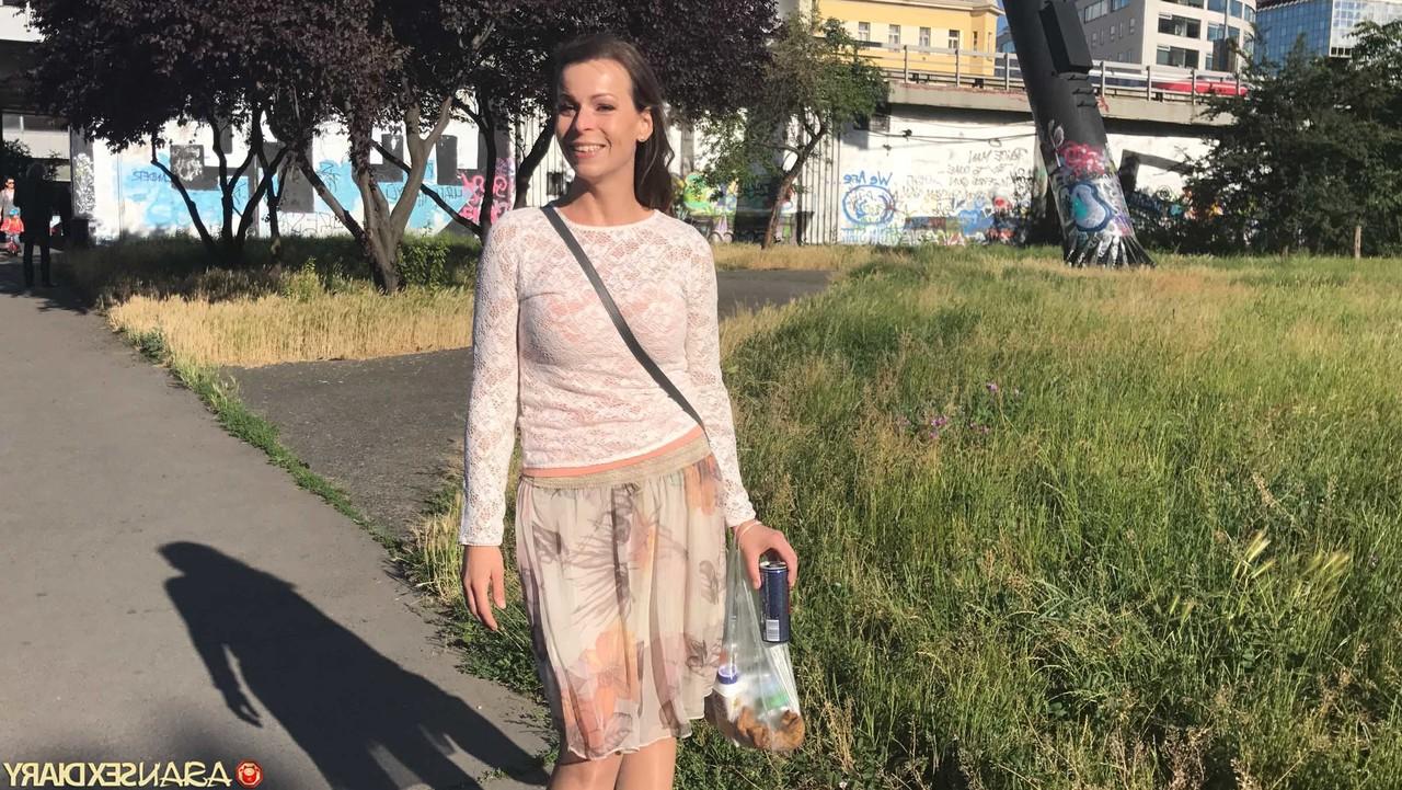 20P Die reife Schlampe Karolina zeigt ihren großen Arsch und ihre leckere Muschi in einem sexy Striptease