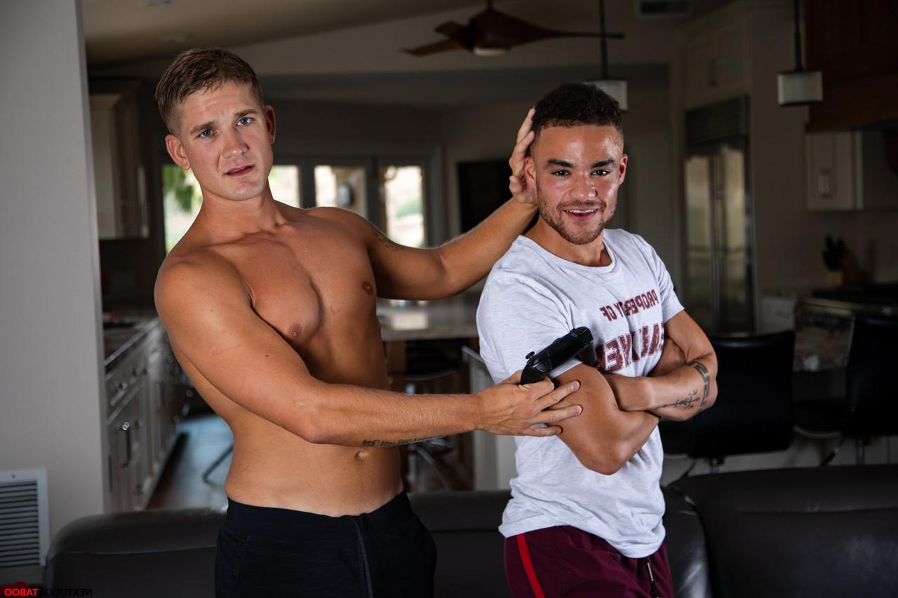 20P Beaux Banks et Brandon Anderson, mecs gays musclés et excités, baisent à cru