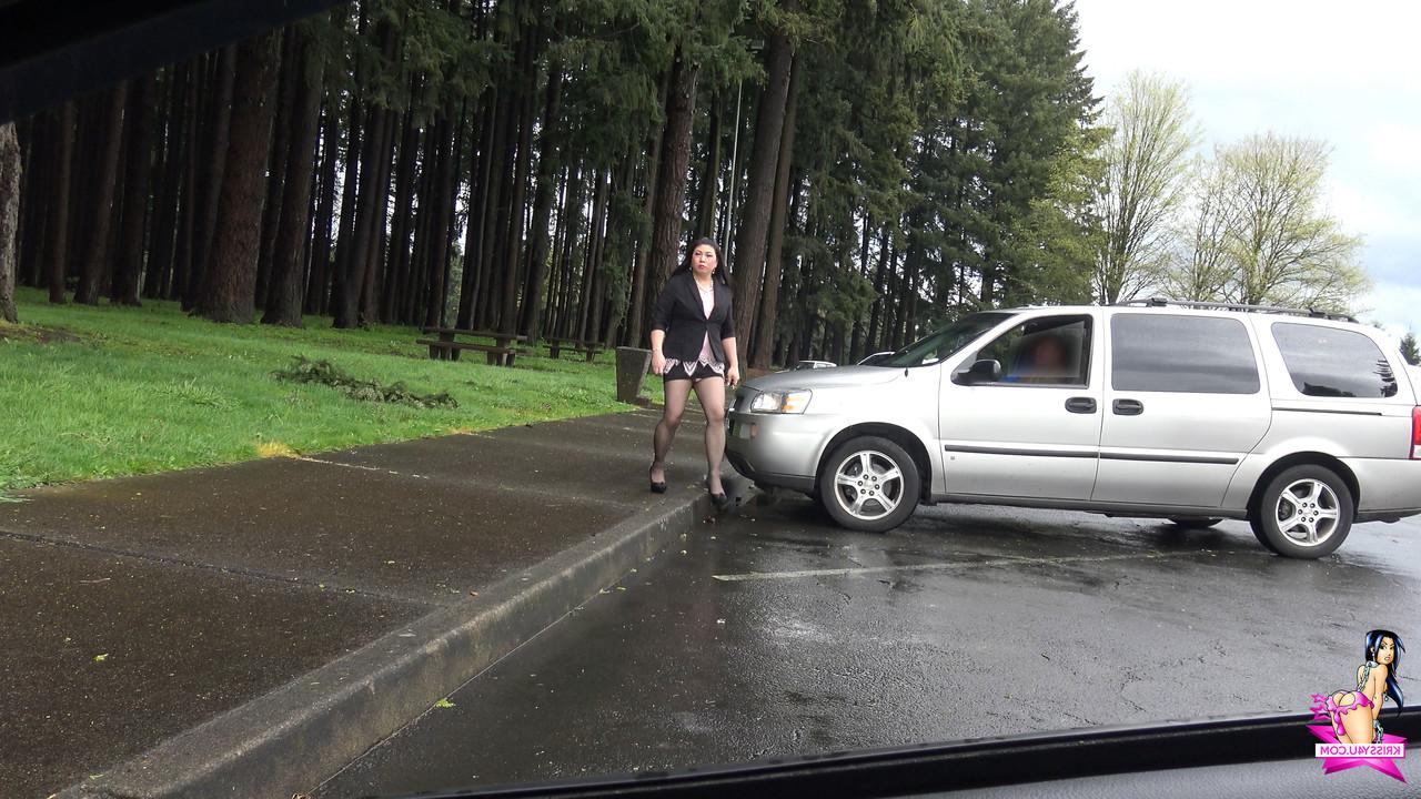 16P La poule mouillée asiatique Krissy se masturbe fort dans la voiture sur le parking.