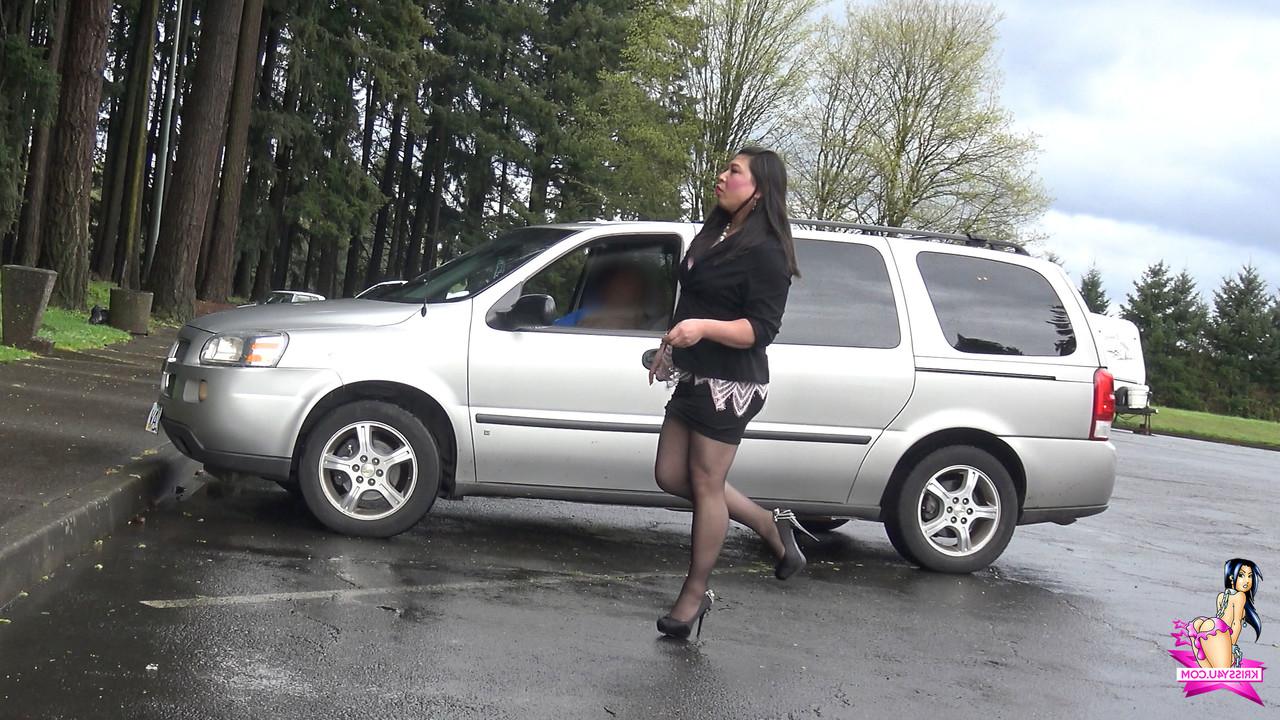 16P La poule mouillée asiatique Krissy se masturbe fort dans la voiture sur le parking.