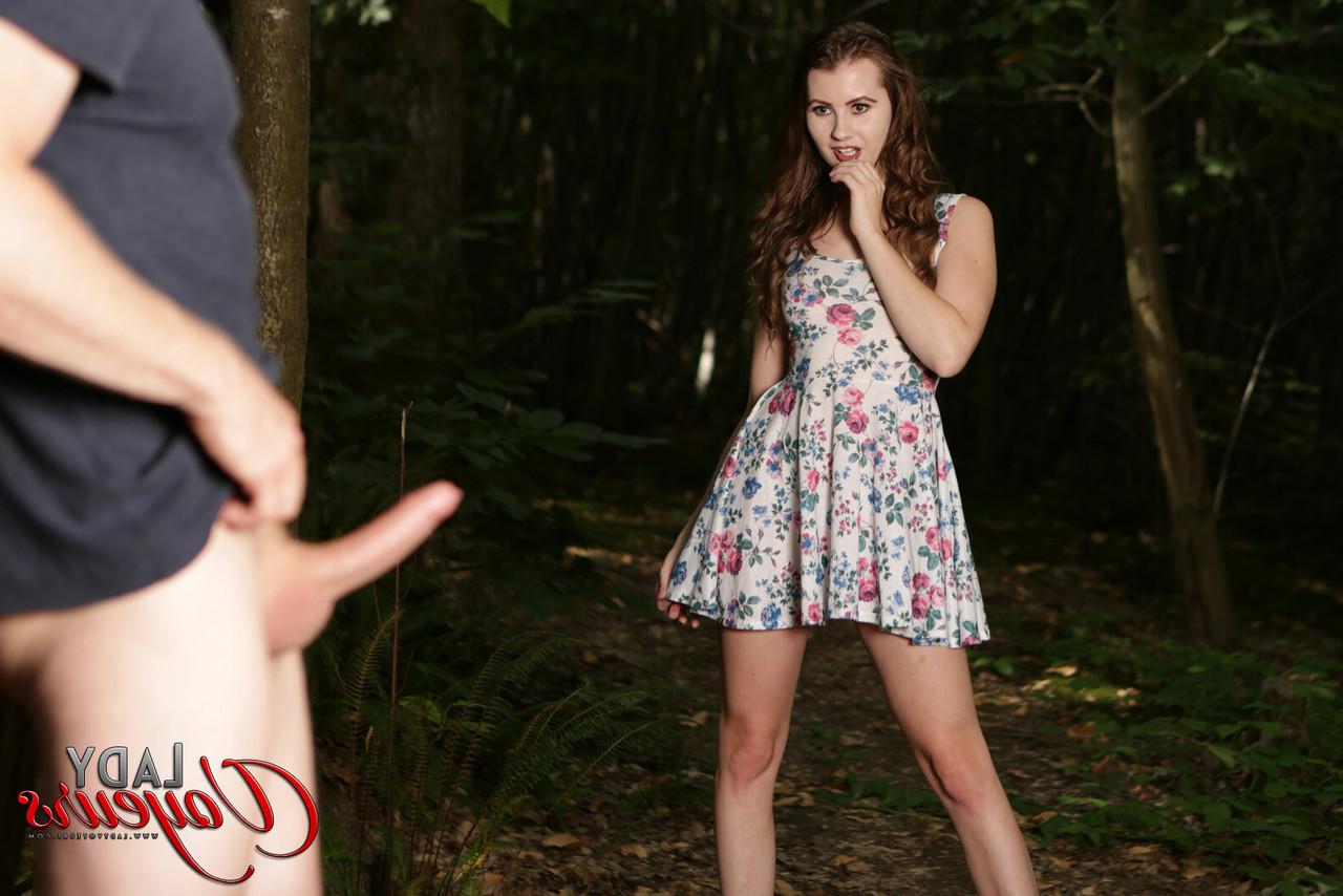 16P A britânica Brook Logan fica só de cueca enquanto observa um homem se masturbando