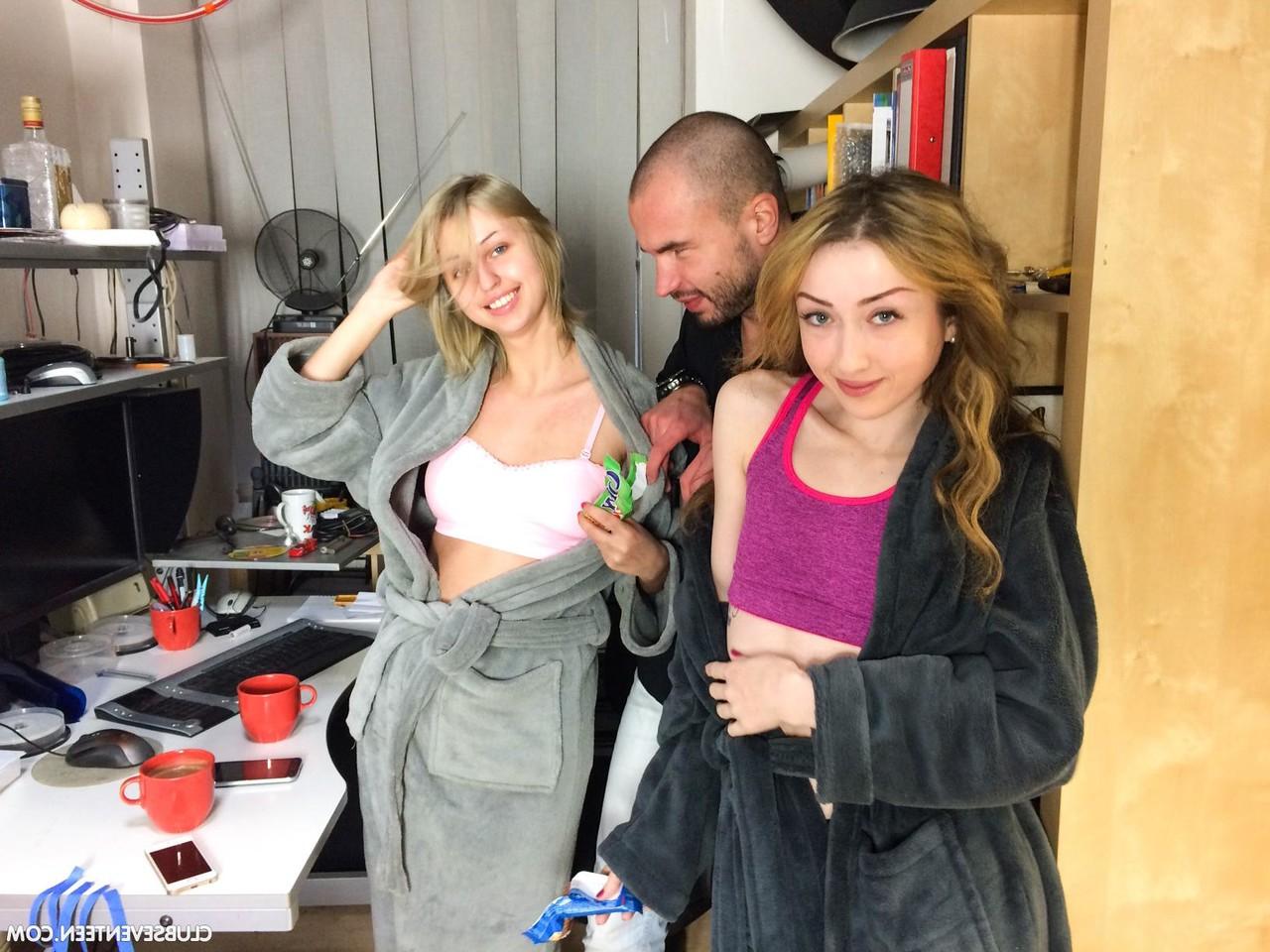 20P As garotas européias gostosas Ellen H e Vlada B flertam com seu colega no casting