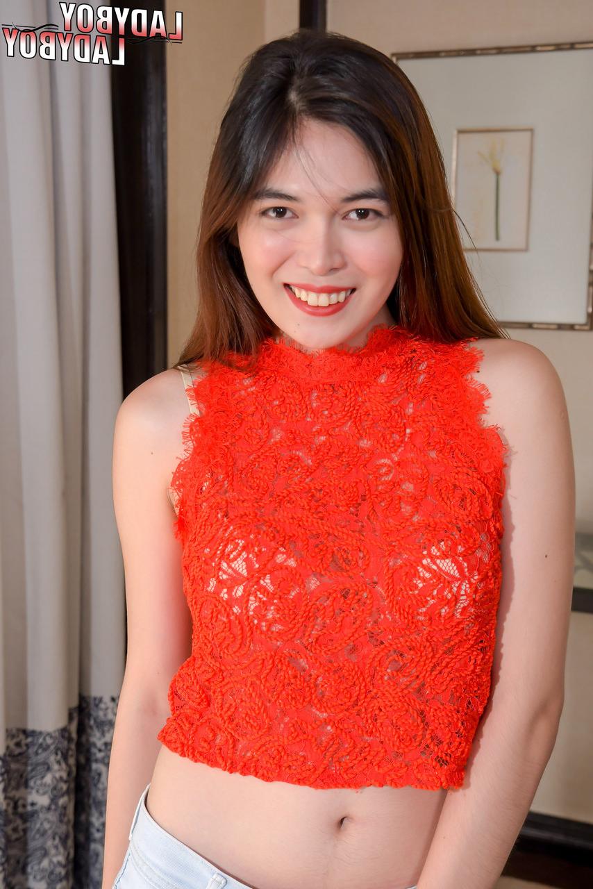16P Travesti asiática Rosemie mostra seus juggs firmes e pau gostoso em uma mesa
