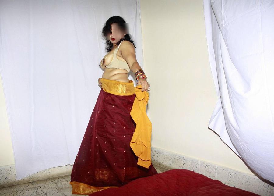 10P Chica india solitaria expone su vagina y su gran trasero también
