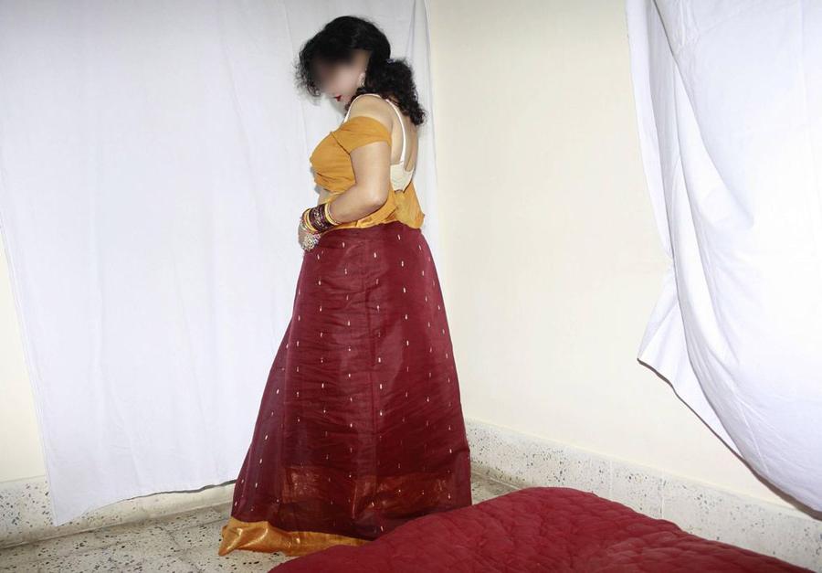 10P Chica india solitaria expone su vagina y su gran trasero también