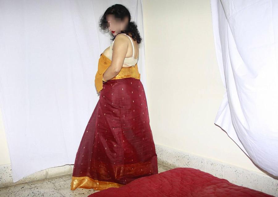 10P Chica india solitaria expone su vagina y su gran trasero también