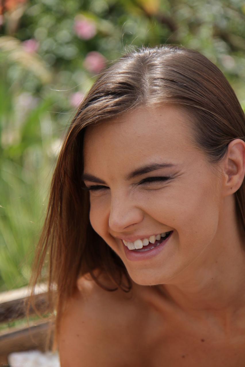 20P Checa MILFs Suzie Carina e Tracy Lindsay fazem durante uma sessão de fotos ao ar livre
