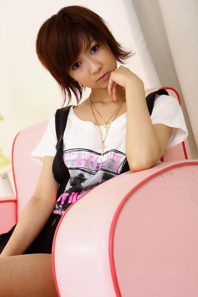 15P La pelirroja japonesa Miriya Hazuki se masturba antes de posar vestida