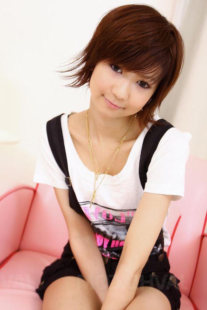 15P La pelirroja japonesa Miriya Hazuki se masturba antes de posar vestida