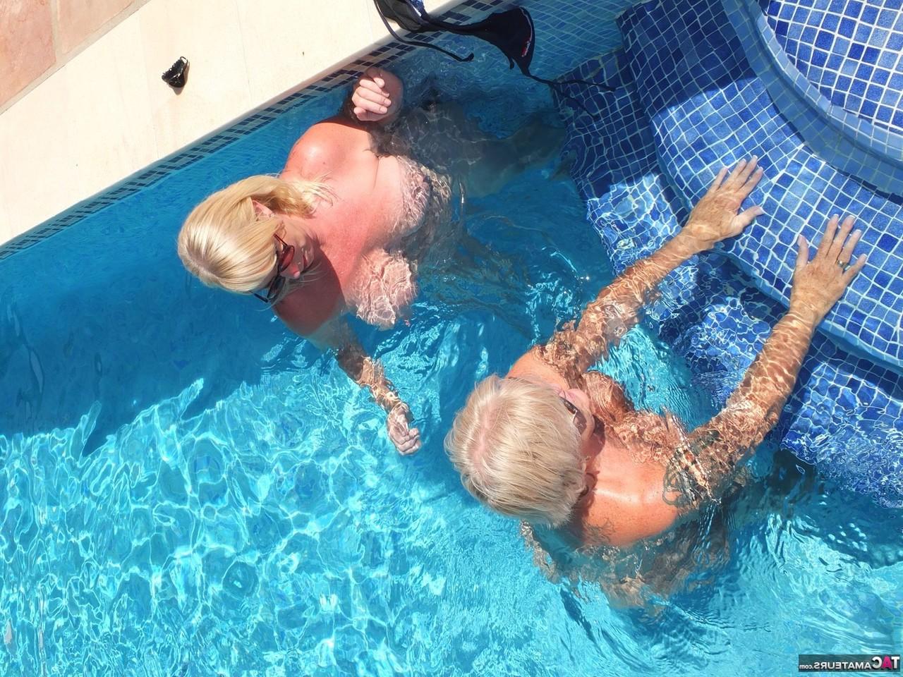 16P Mulher madura Melody recebe cunilíngua de uma lésbica em uma piscina