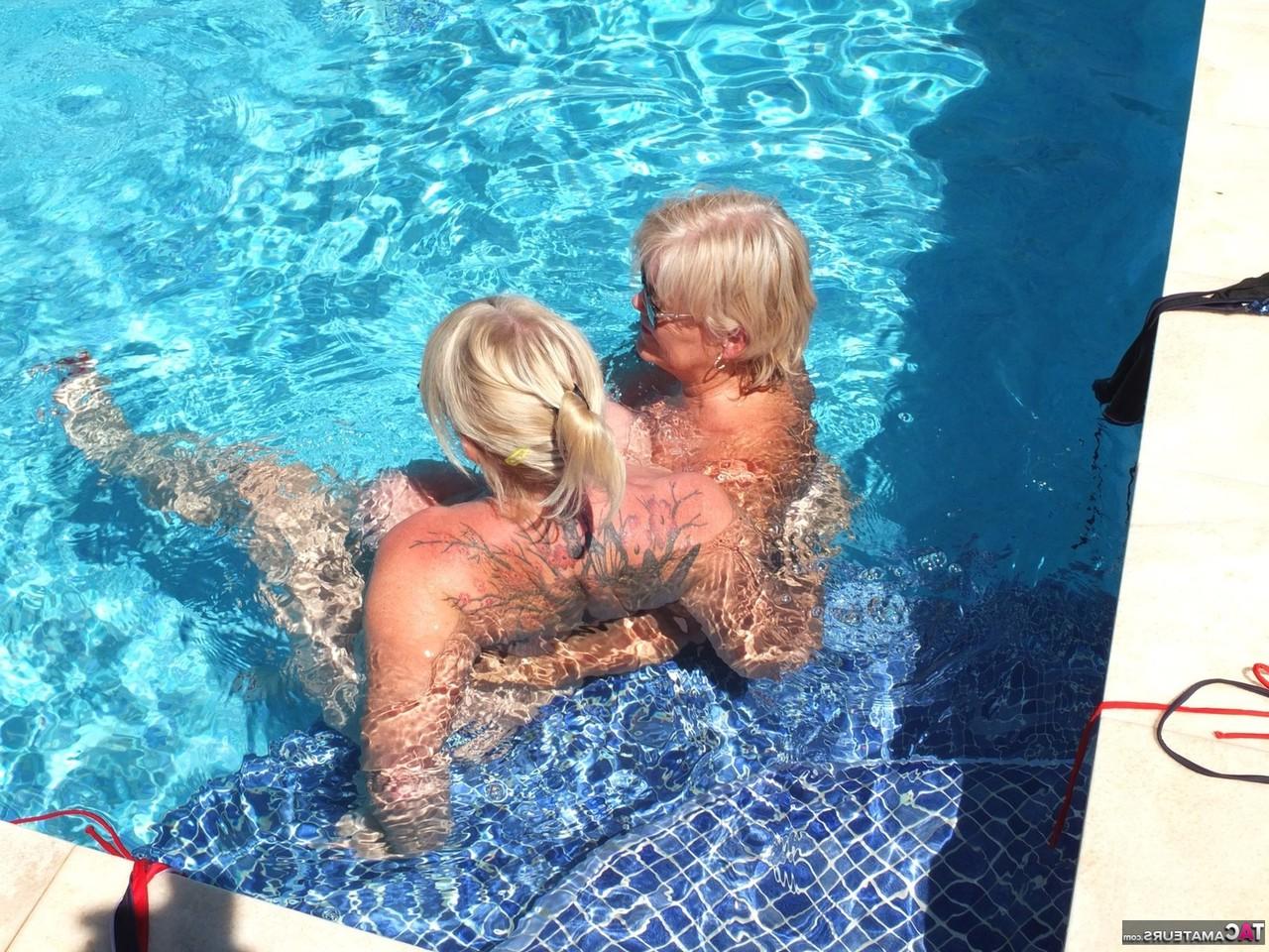 16P Mulher madura Melody recebe cunilíngua de uma lésbica em uma piscina