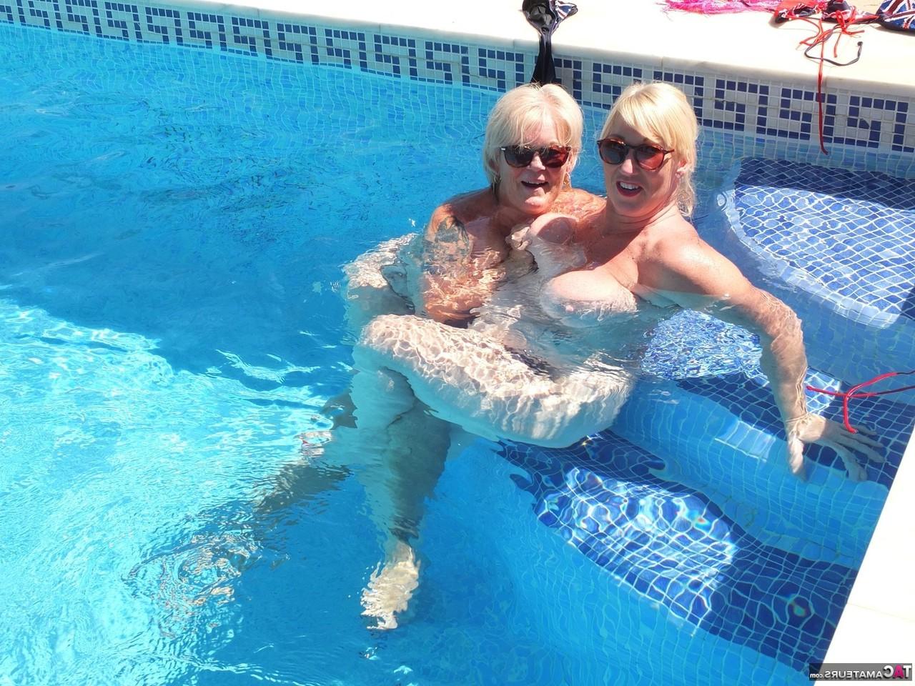 16P Mulher madura Melody recebe cunilíngua de uma lésbica em uma piscina