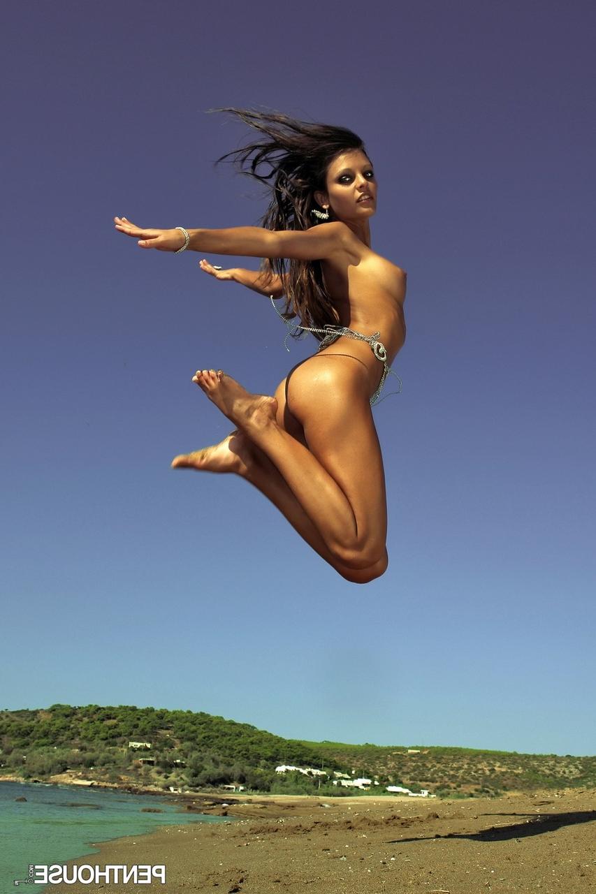 20P A linda morena sexy Janelle Varga posa nua em uma praia