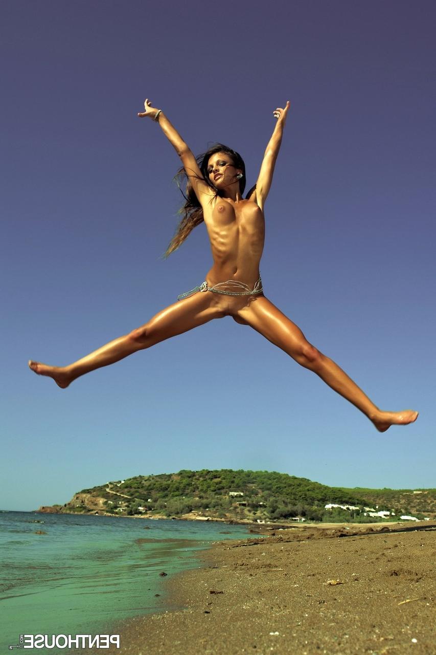 20P A linda morena sexy Janelle Varga posa nua em uma praia