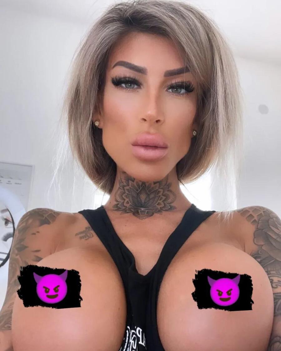 10P Loira magra segura seus grandes seios falsos em lingerie sexy em um solo
