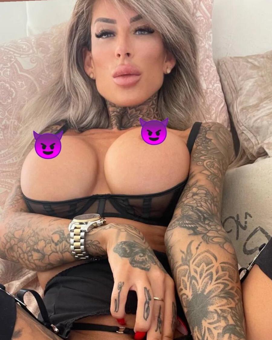 10P Loira magra segura seus grandes seios falsos em lingerie sexy em um solo
