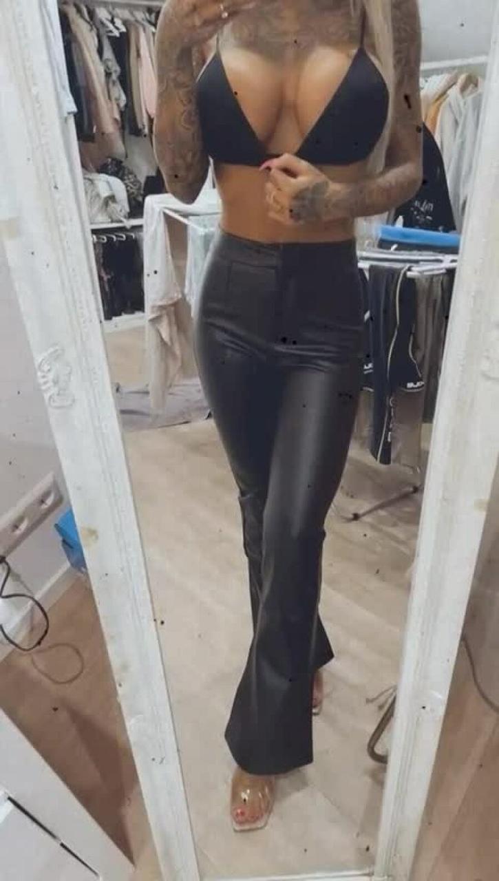 10P Loira magra segura seus grandes seios falsos em lingerie sexy em um solo