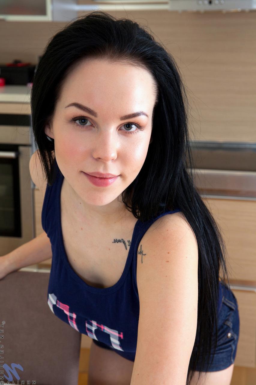 20P La jolie amatrice Kerija dévoile ses gros seins et son cul avant de se doigter.