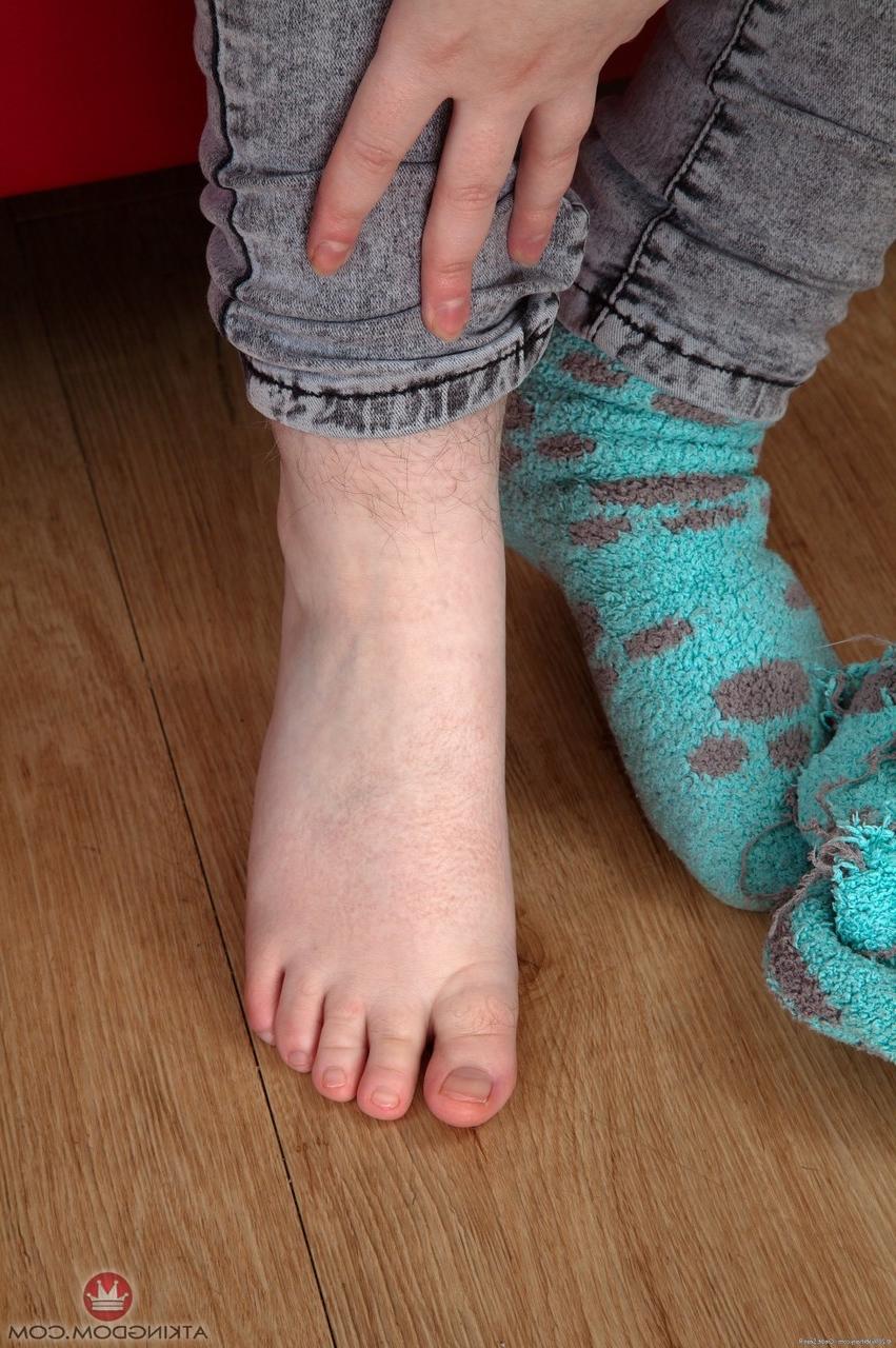 20P Das kleine Amateurbaby Alice enthüllt ihre haarigen Körperteile und großen natürlichen Brüste