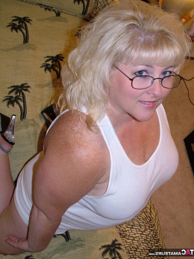 16P Thick blonde Taffy Spanx finger spreads her snatch after going nude in heels