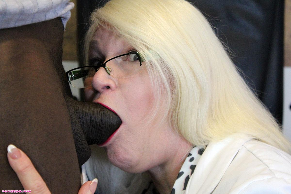 15P Die geile Oma Lacey Starr wird in ihrem Büro von einem schwarzen Hengst gefickt