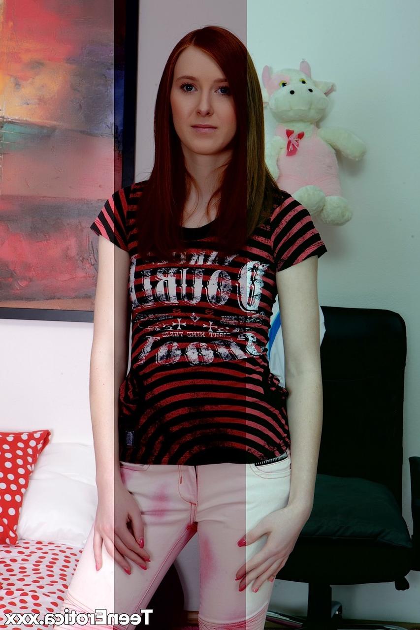 20P Linda Sweet, une jeune rousse, dévoile son cul chaud, ses gros seins et chevauche une bite par voie anale.