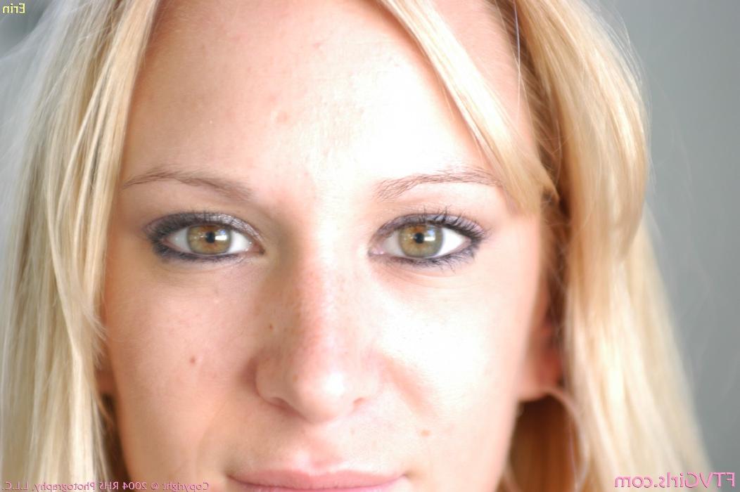 20P Das höschenlose Amateur-Babe Erin zeigt in der Öffentlichkeit ihre Muschi und leckt ihre Titten