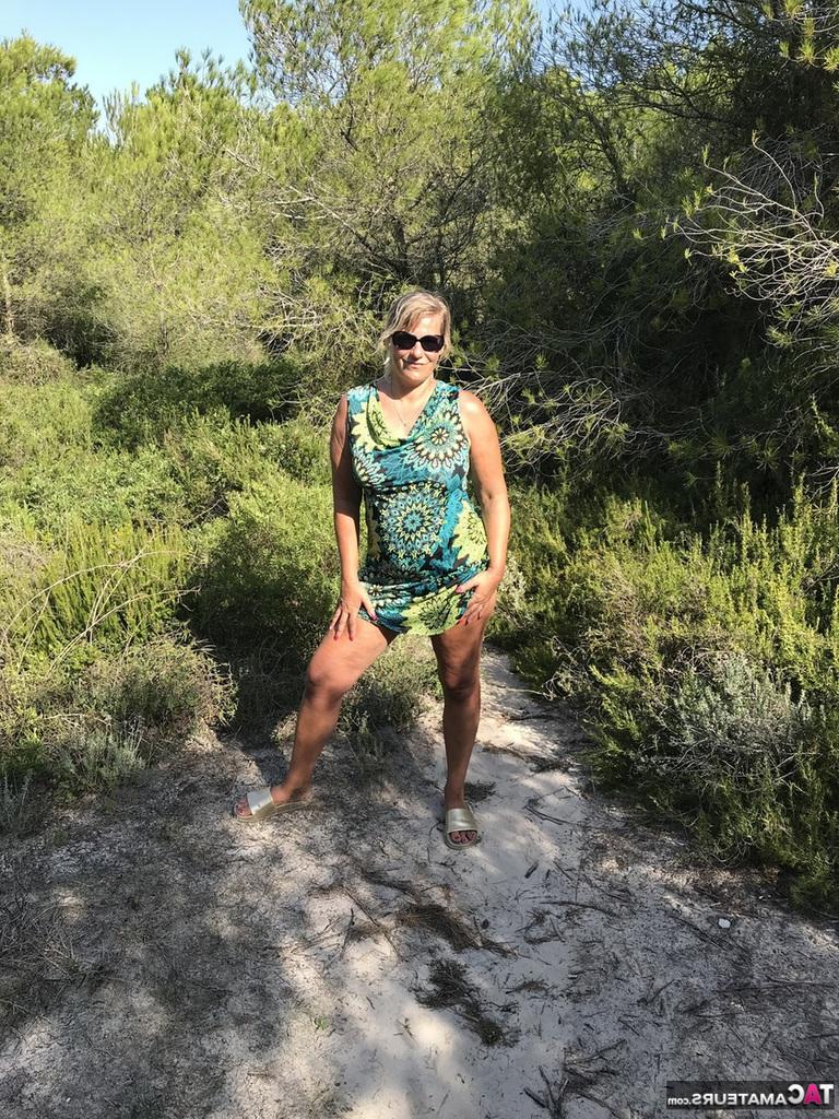 20P Fette Anfängerin mit schmutzigen blonden Haaren. Die süße Susi zieht Kleid und Bikini aus
