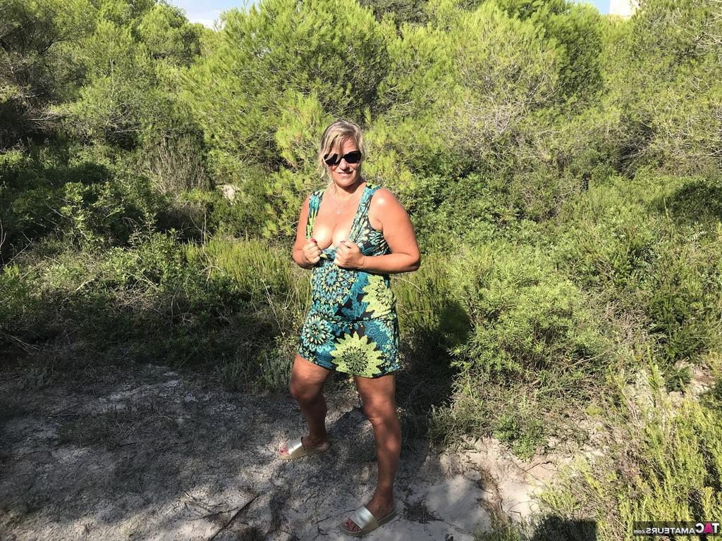 20P Fette Anfängerin mit schmutzigen blonden Haaren. Die süße Susi zieht Kleid und Bikini aus