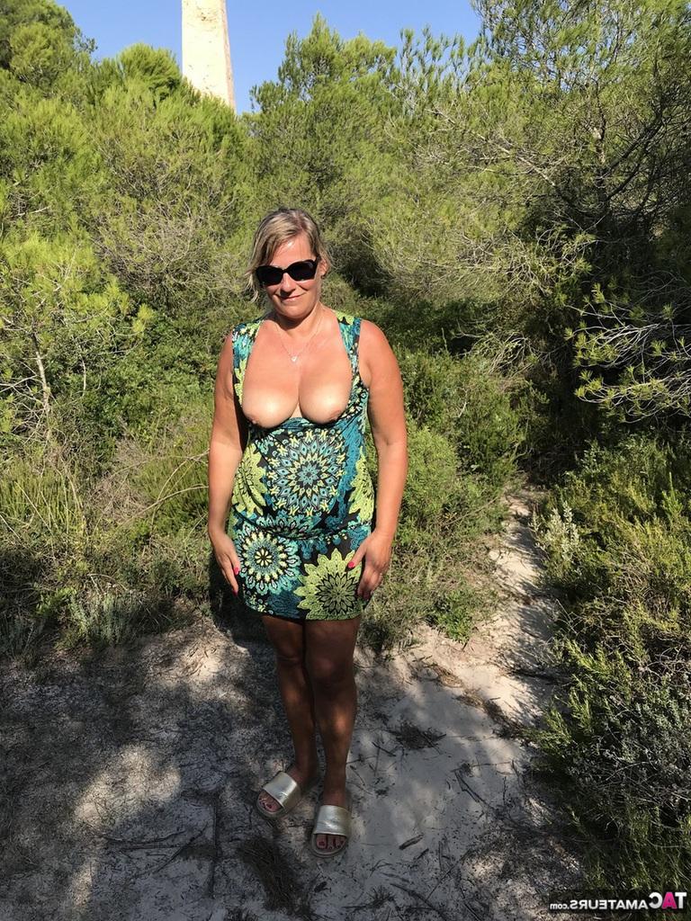 20P Fette Anfängerin mit schmutzigen blonden Haaren. Die süße Susi zieht Kleid und Bikini aus