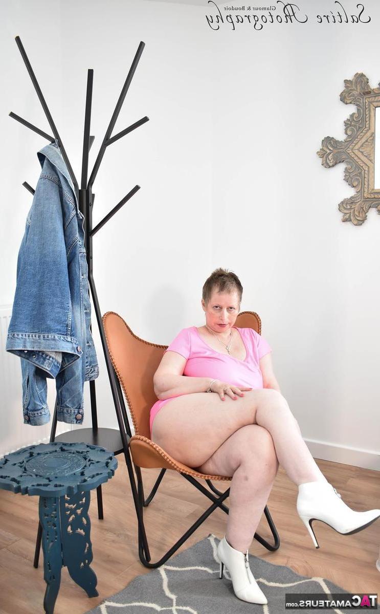 16P Die ältere, prallere Posh Sophia entblößt ihre Muschi während der Upskirt-Action