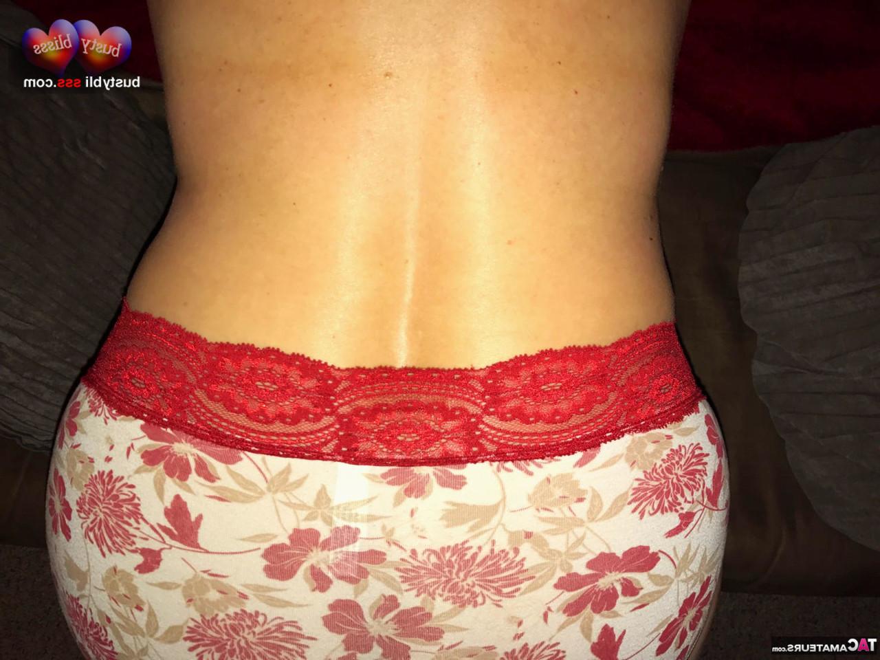 16P La madura busty bliss muestra sus grandes tetas naturales en bragas sexys