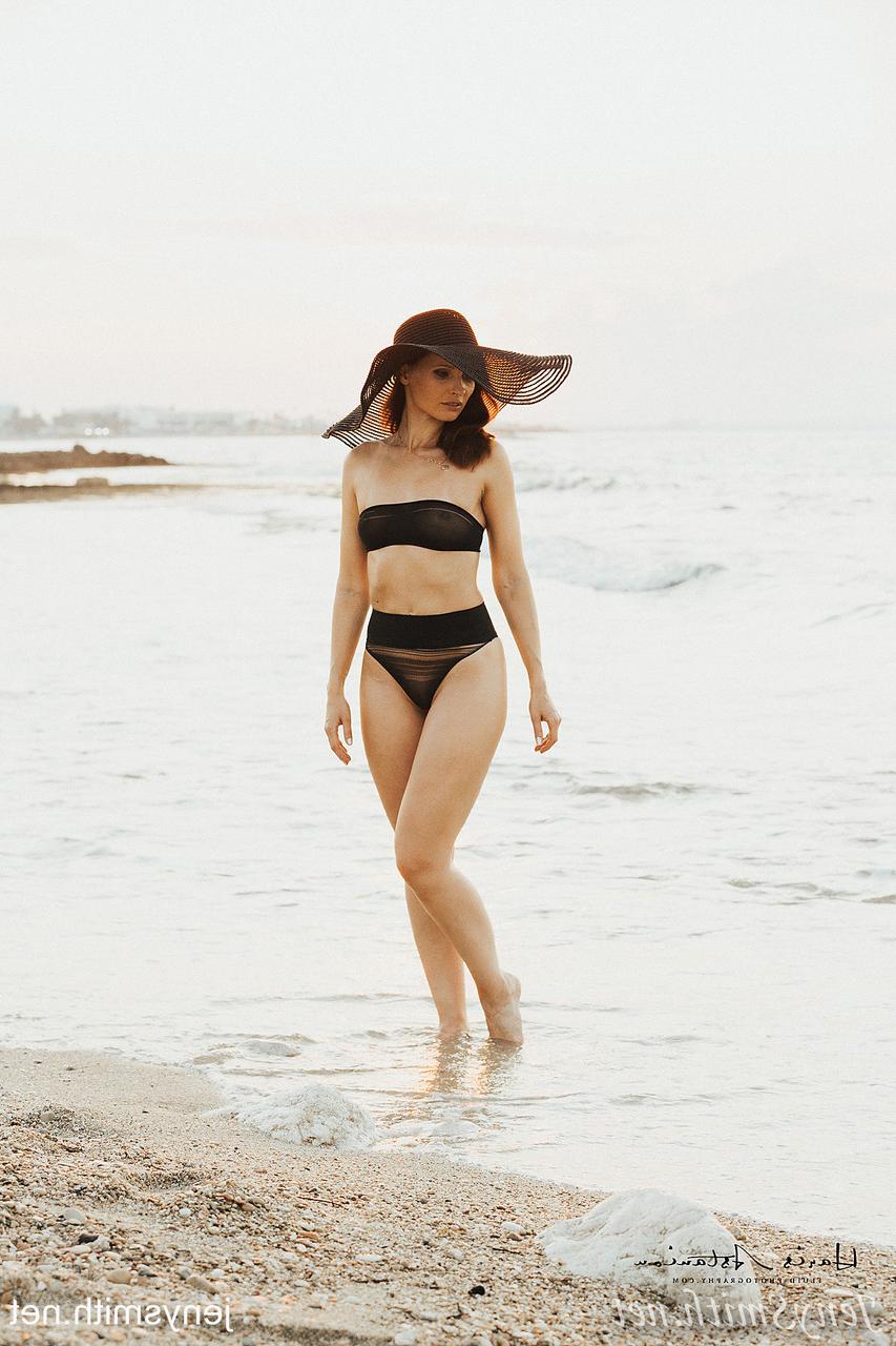 15P La esbelta MILF Jeny Smith hace alarde de su increíble cuerpo en bikini en la playa