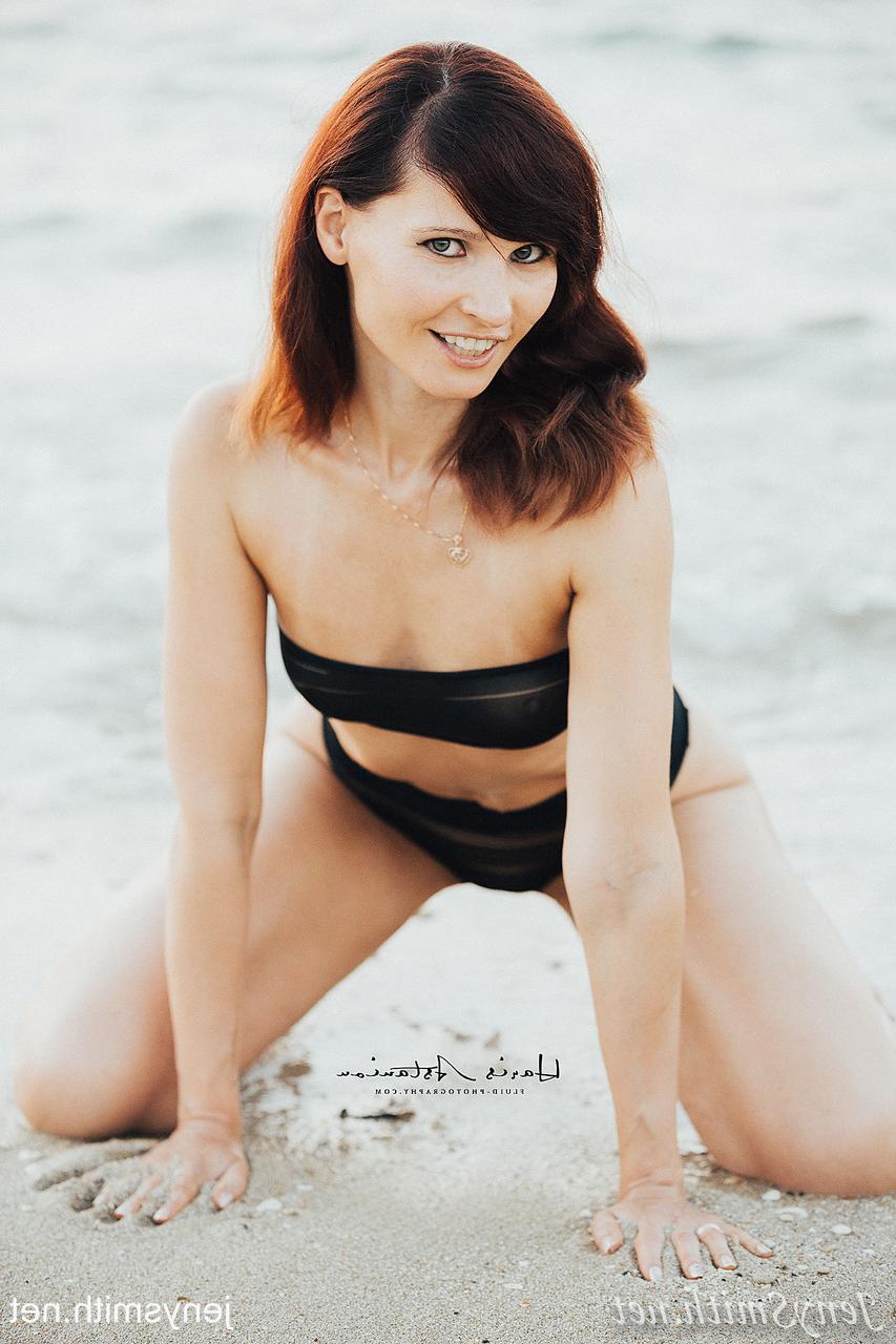 15P La esbelta MILF Jeny Smith hace alarde de su increíble cuerpo en bikini en la playa