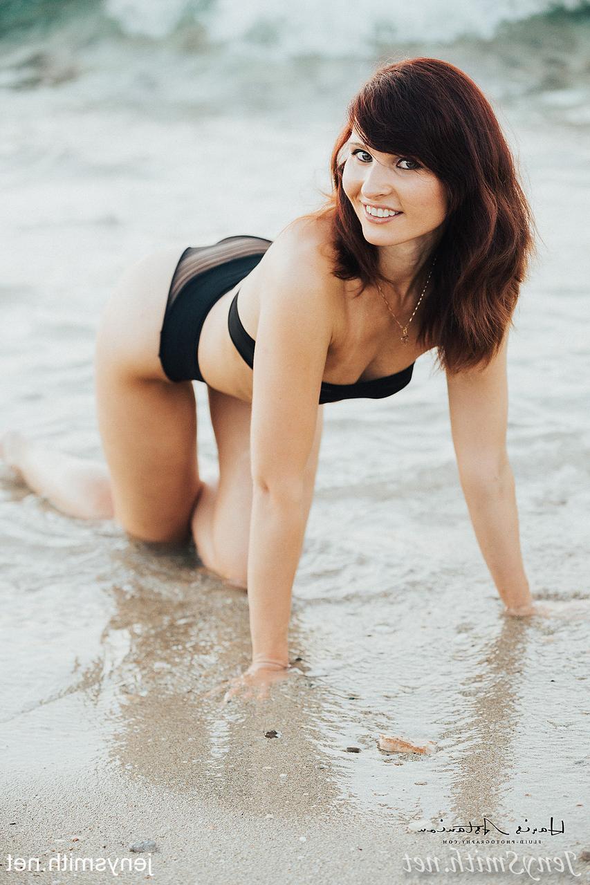 15P La esbelta MILF Jeny Smith hace alarde de su increíble cuerpo en bikini en la playa
