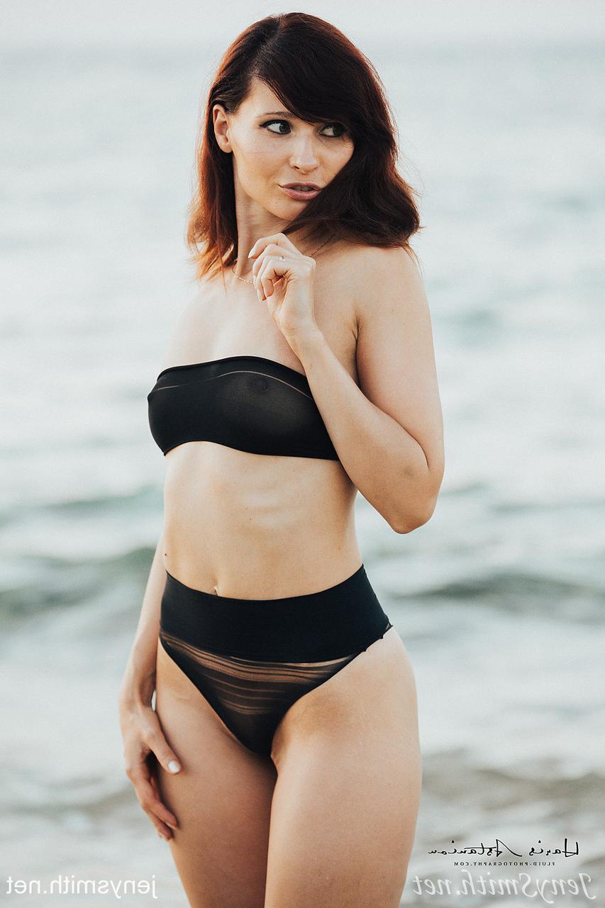 15P La esbelta MILF Jeny Smith hace alarde de su increíble cuerpo en bikini en la playa