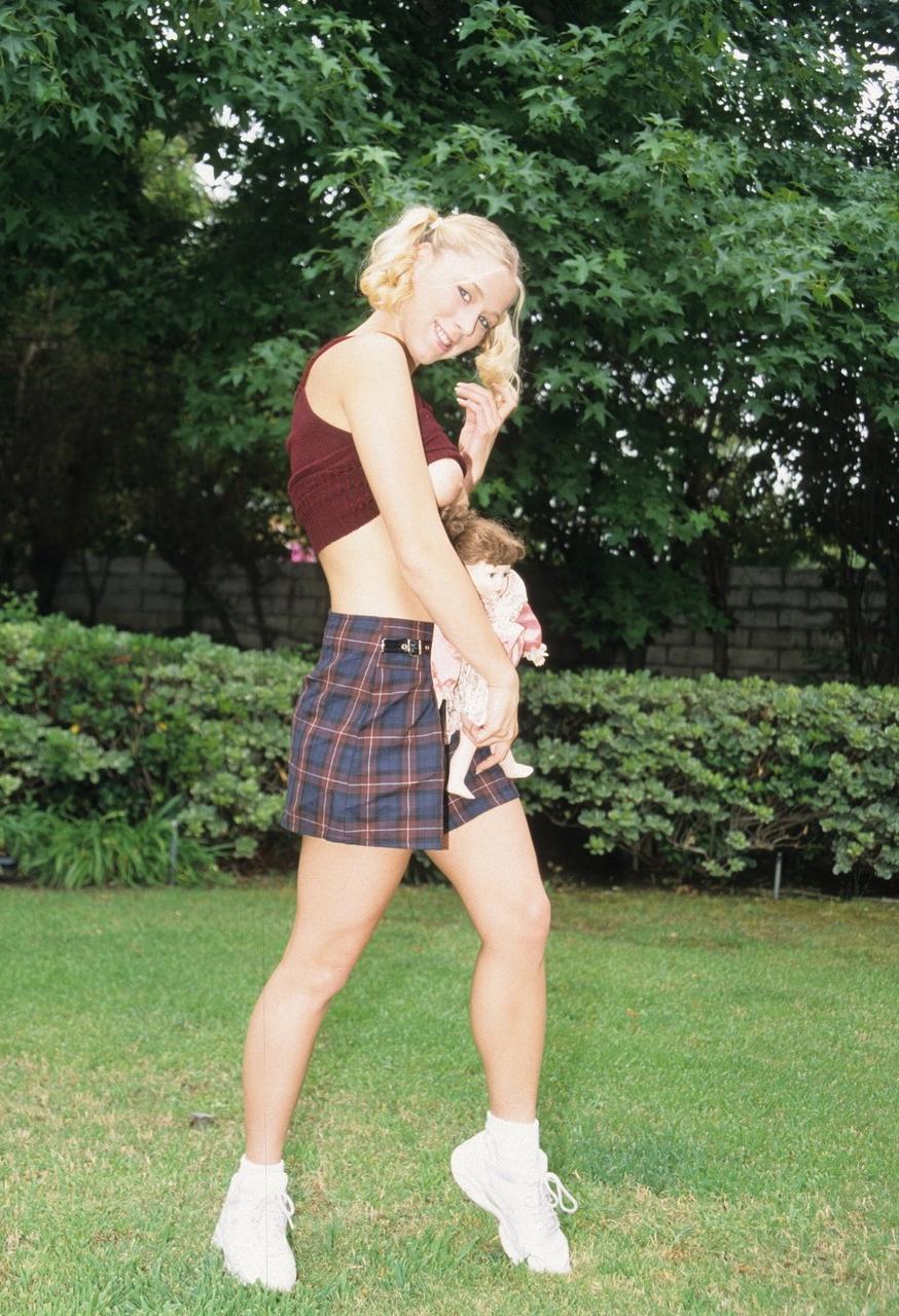 20P La guapa colegiala Mylene Royce hace alarde de su gran culo en un striptease al aire libre