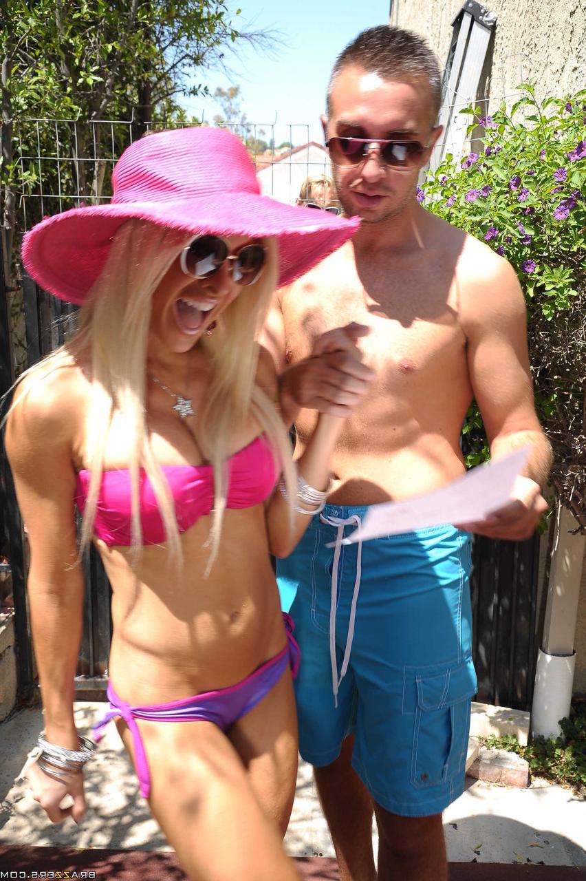 20P La MILF canadiense Helly Mae Hellfire se folla una gran polla en su patio