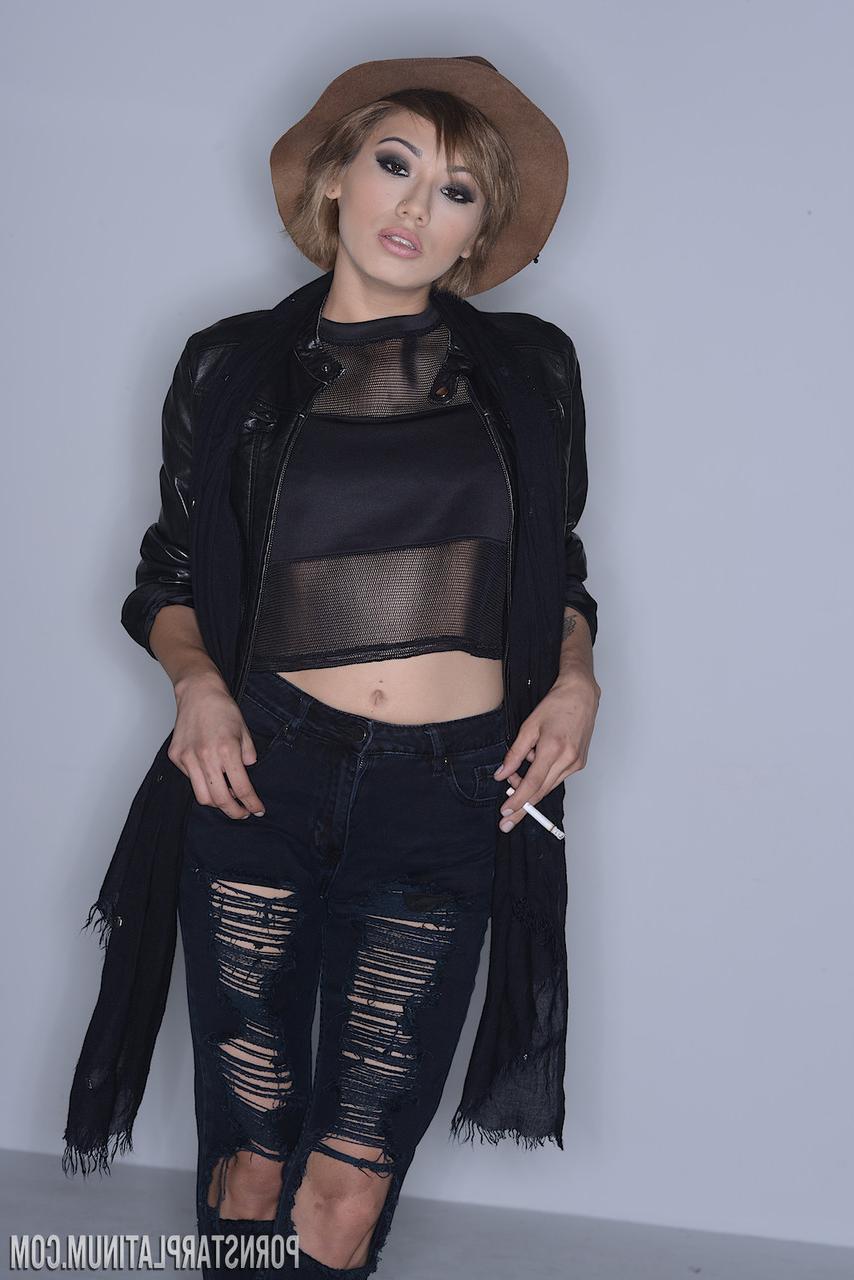 17P Das sexy Mädchen Aubrey Luna mit Hut raucht und lässt die Jungs ihre kleinen Titten sehen
