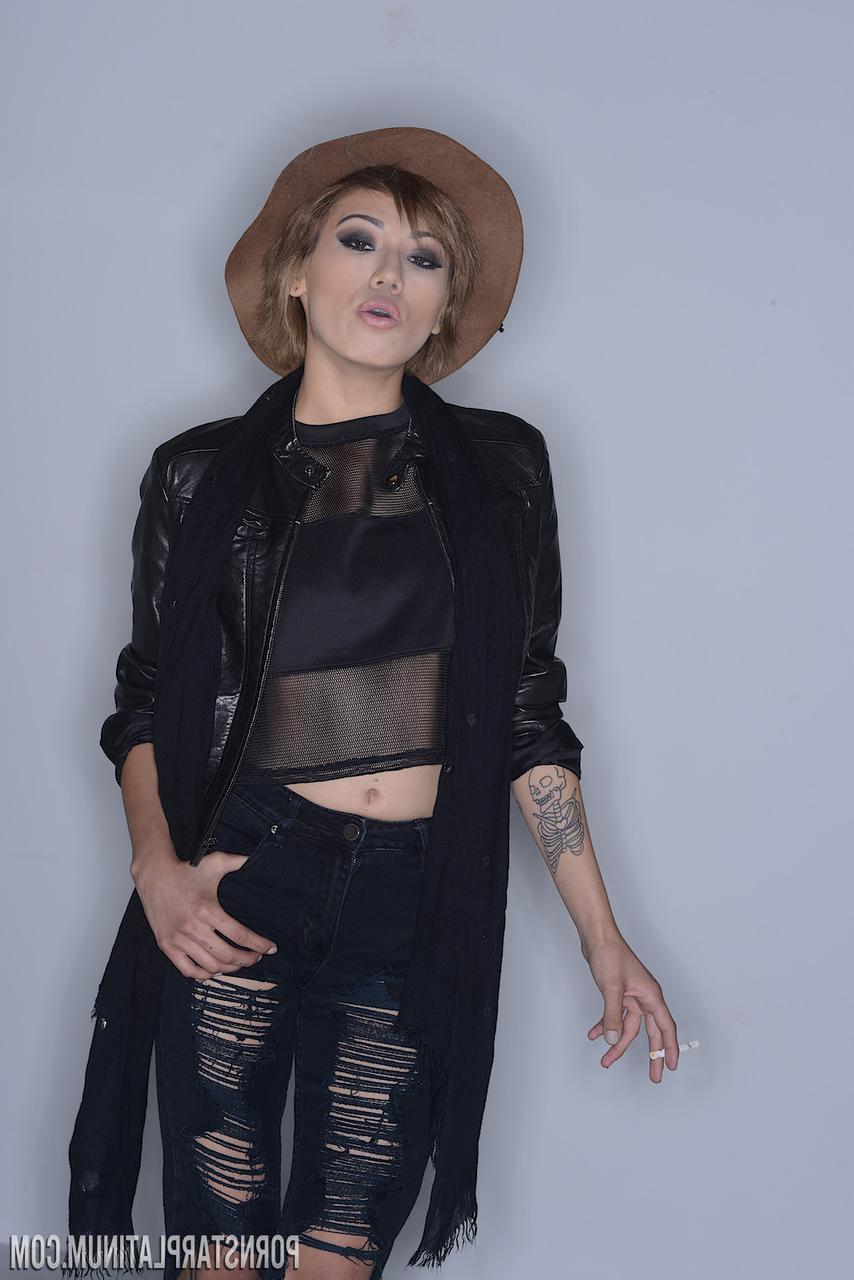 17P Das sexy Mädchen Aubrey Luna mit Hut raucht und lässt die Jungs ihre kleinen Titten sehen