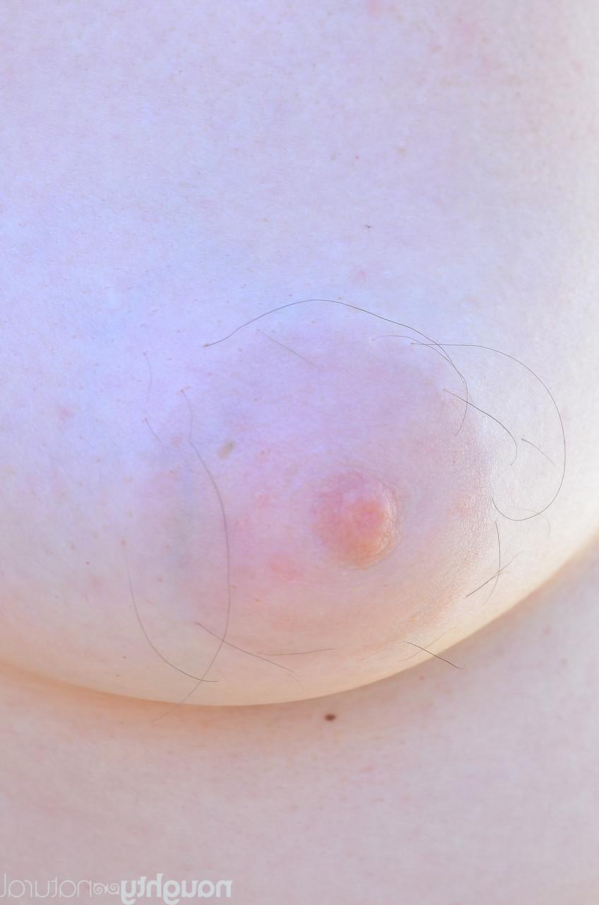 20P Die Amerikanerin Olivia Rose zieht sich aus und zeigt ihre sexy Kurven und ihren haarigen Körper