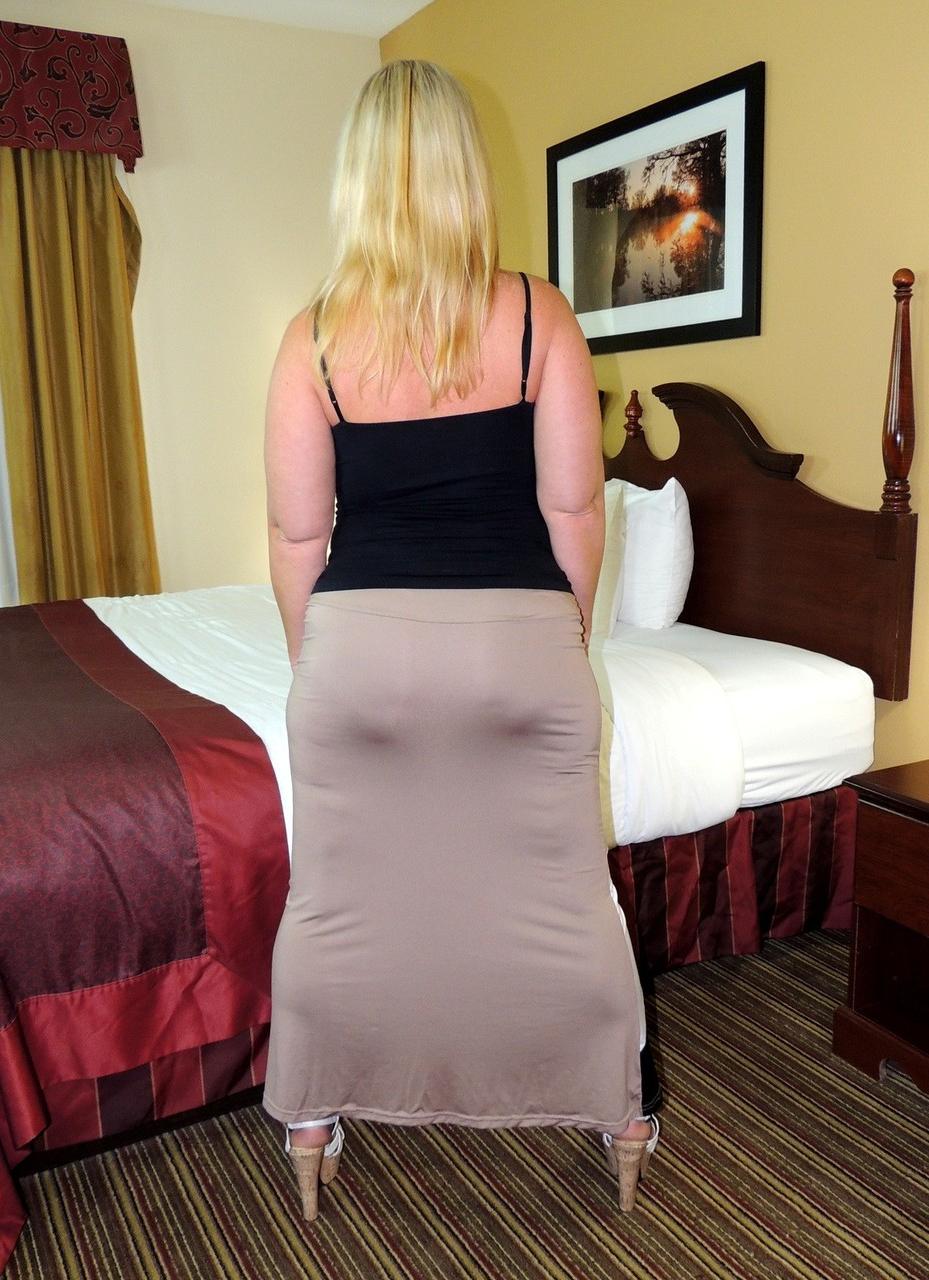 17P La amateur Dee Siren muestra su culo gordo antes de tener relaciones sexuales