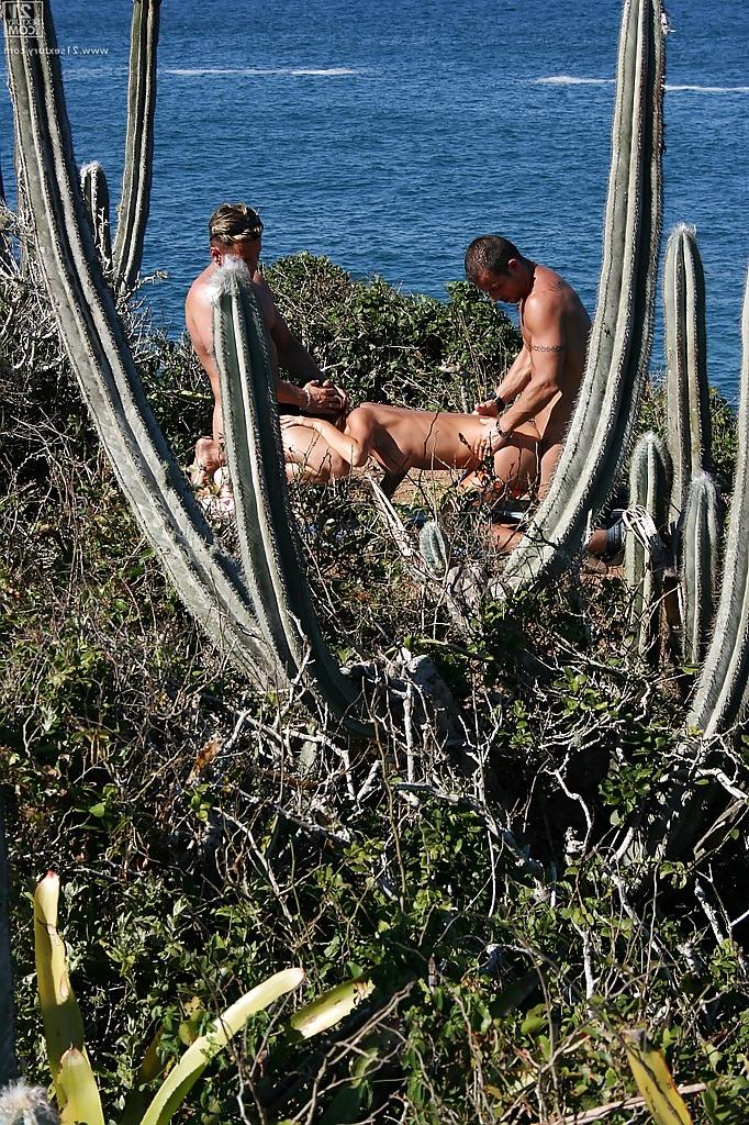 13P A beleza loira peituda Nessa Devil fazendo dupla penetração na praia