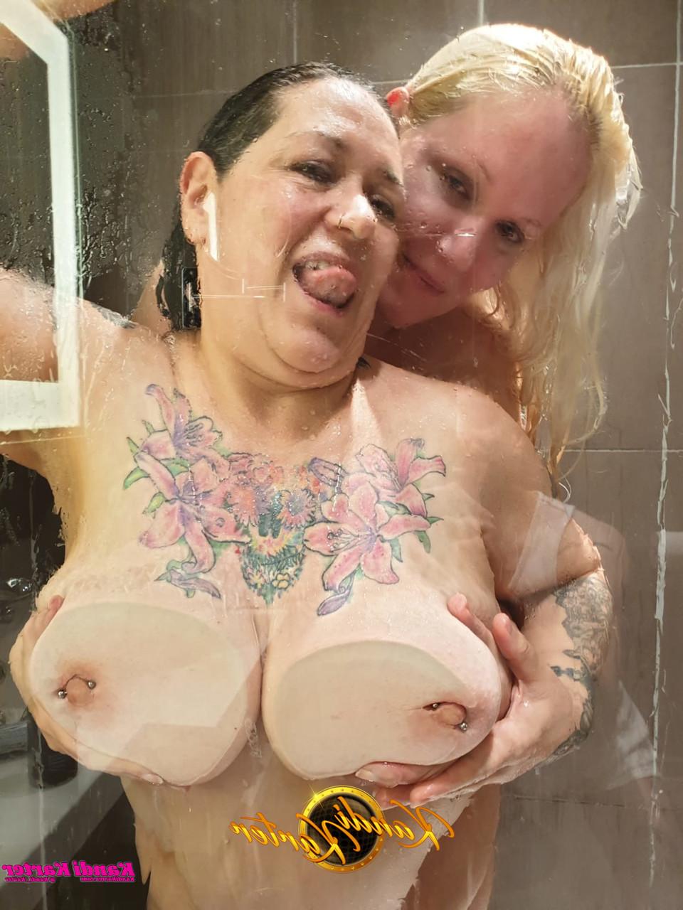 15P La gorda Kandi Karter es agarrada por sus grandes tetas por una MILF rubia en la ducha