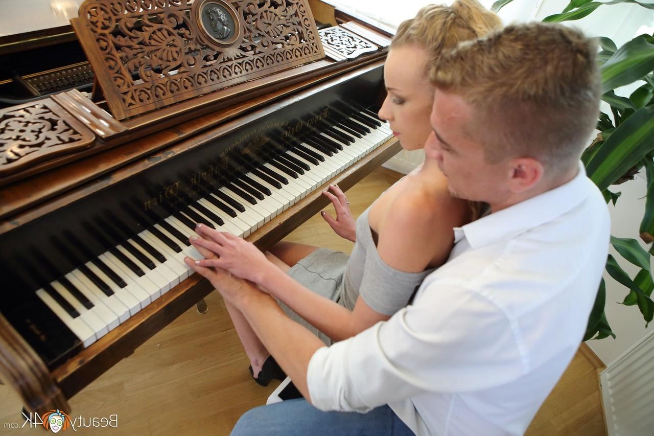 16P Petite loira adolescente Angel Emily é fodida forte por seu professor de piano