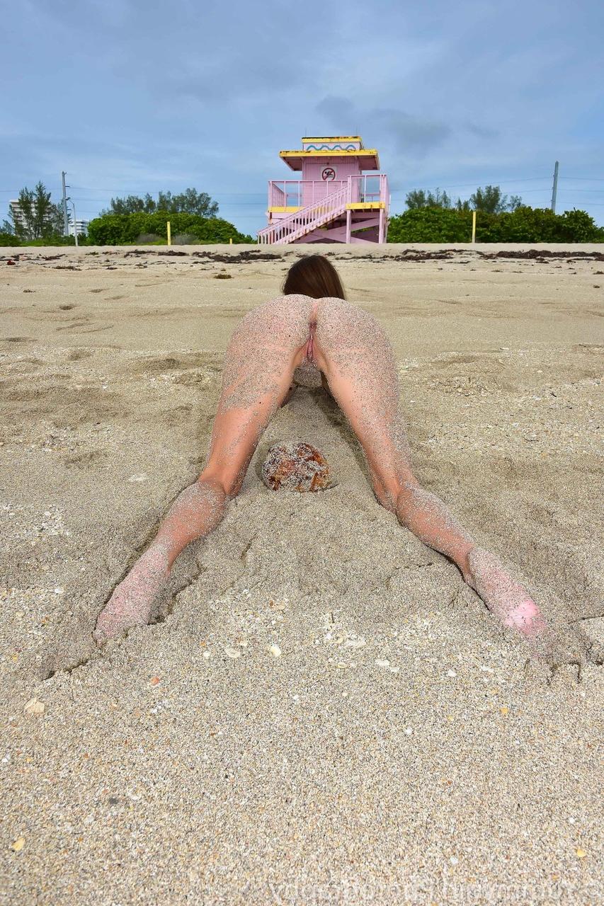 20P Nua MILF Sofie Marie mostra sua buceta lambível enquanto brinca na areia